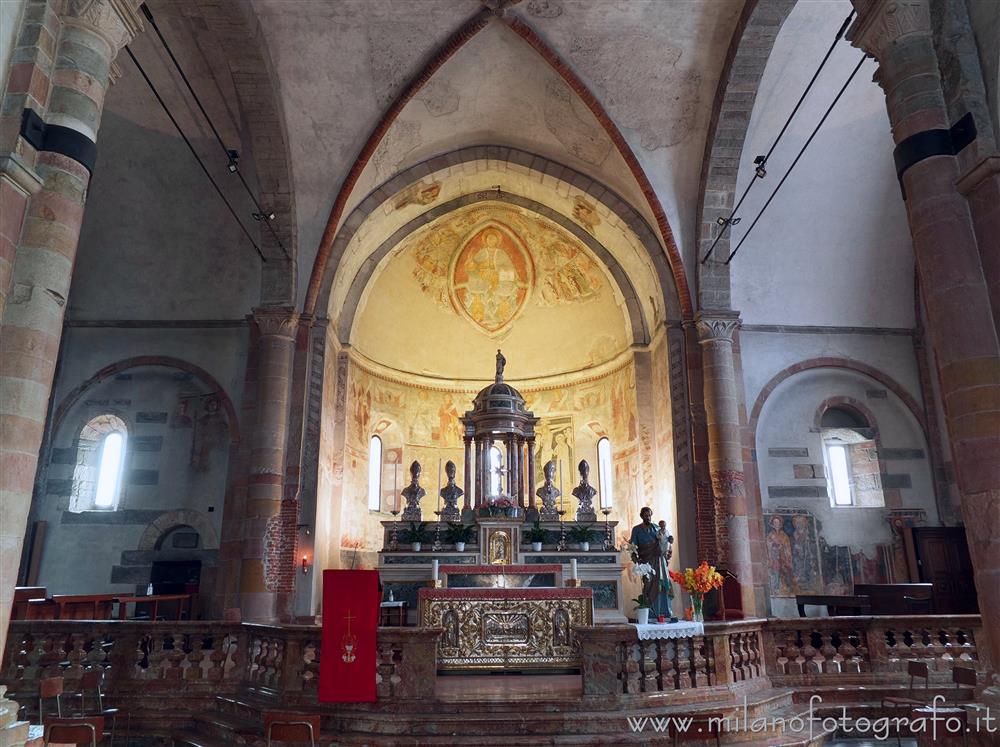 Brebbia (Varese) - Parete di fondo della Chiesa dei Santi Pietro e Paolo